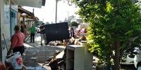 Moradores da Região Metropolitana buscam recuperar bens após a passagem do ciclone.