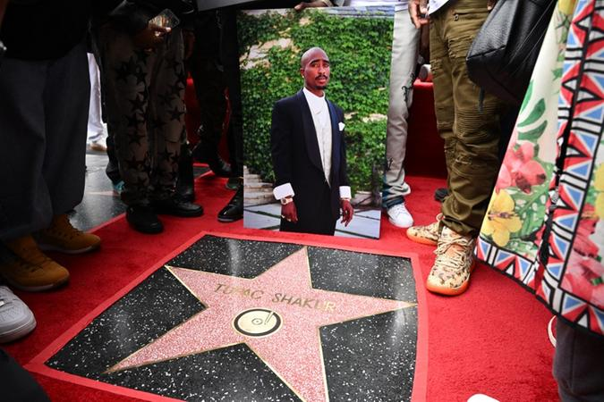 Um retrato de Shakur foi colocado ao lado da estrela do rapper, morto em 1996, durante a cerim&ocirc;nia
