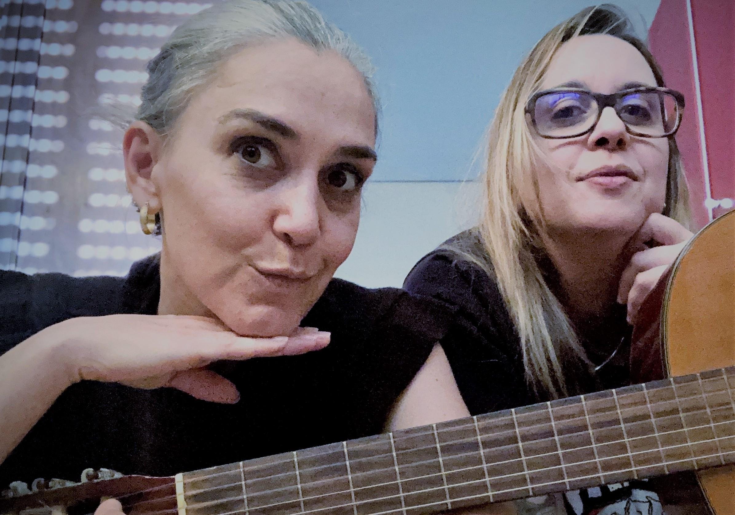 Adriana Deffenti e Izm&aacute;lia dividem o palco em show