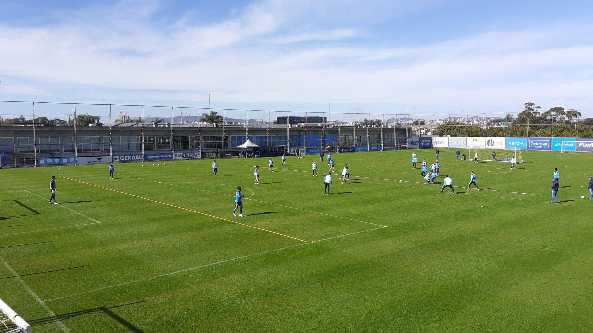 Renato comandou atividade com bola em campo nesta quarta-feira