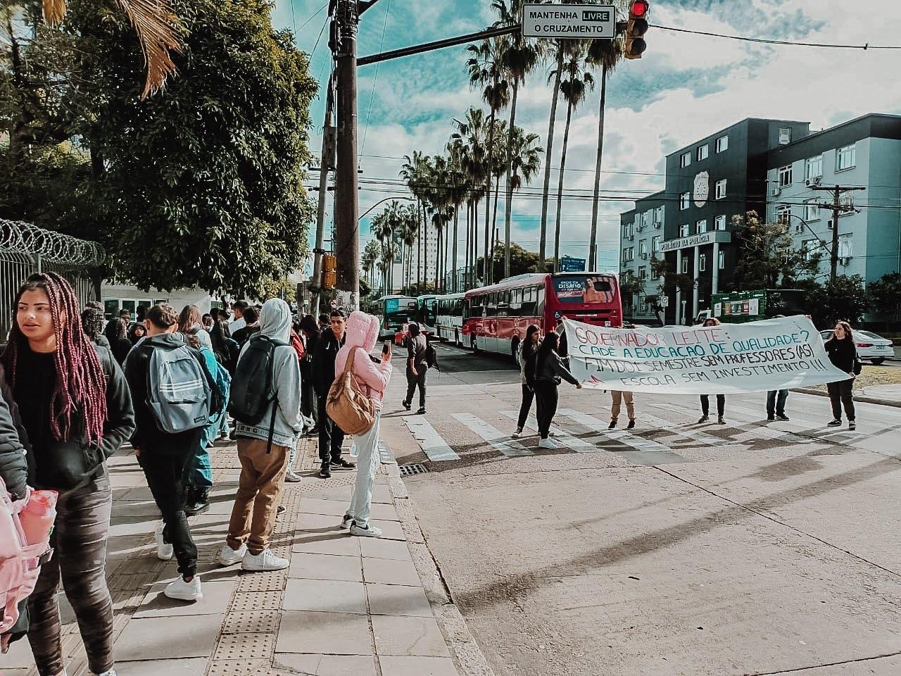 Ato foi realizado nesta ter&ccedil;a-feira (18/7), em frente &agrave; escola, na Capital
