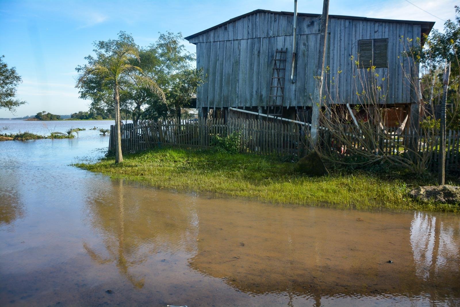 &Aacute;gua do Sinos ainda est&aacute; no n&iacute;vel da estrada em alguns pontos