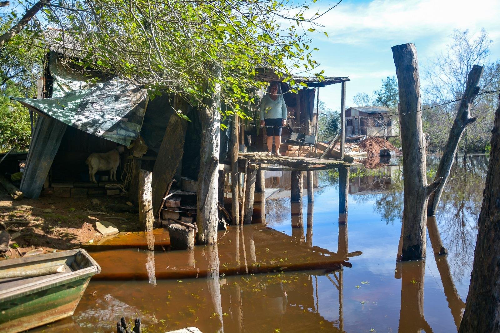 &Aacute;gua invadiu p&aacute;tio da aposentada Loreni Rosane Poncio, na Ilha das Flores