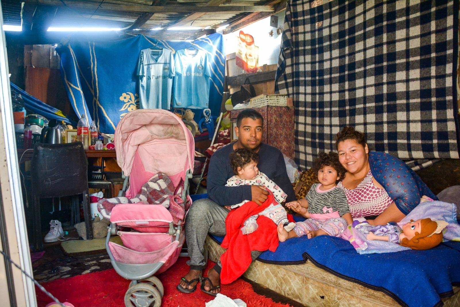 Paulo, Thamires e as filhas vivem em resid&ecirc;ncia simples de um c&ocirc;modo, constru&iacute;da por ele