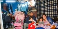 Paulo, Thamires e as filhas vivem em residência simples de um cômodo, construída por ele