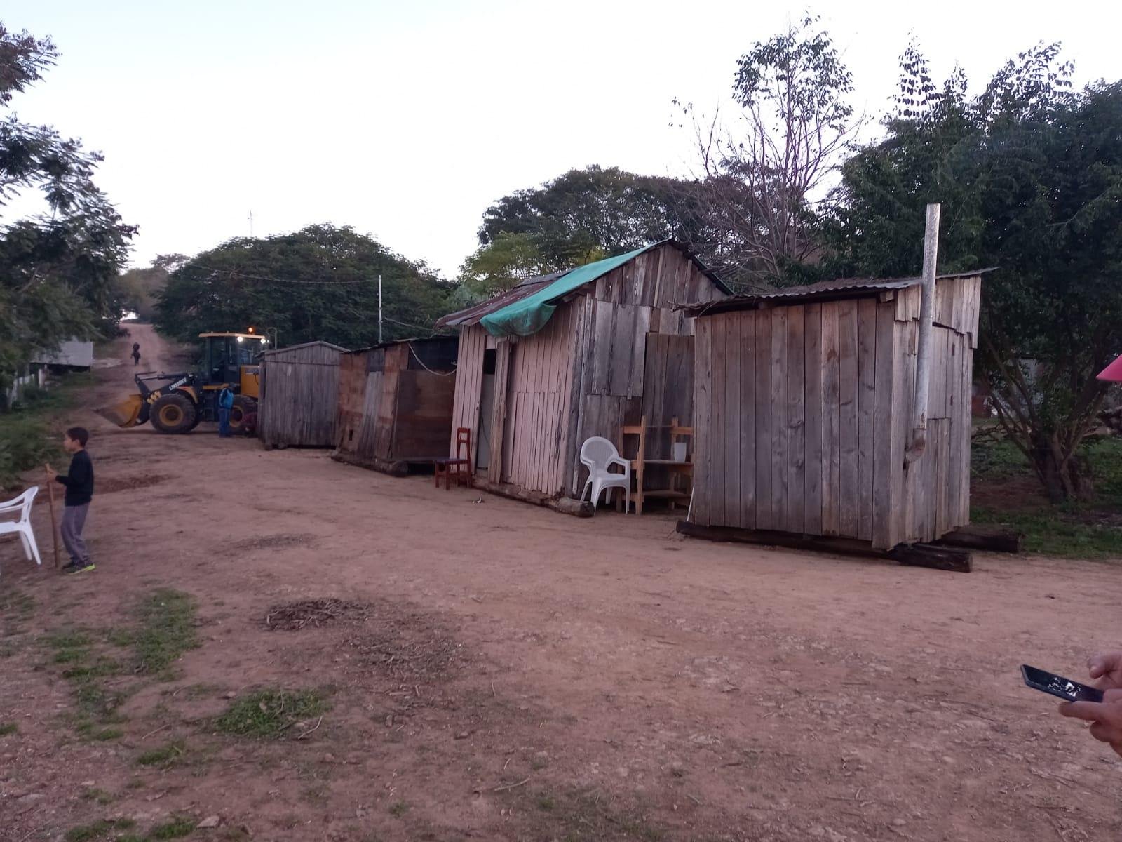 Seis casas volantes, do bairro Ponte Seca, em Itaqui, aguardam o terreno secar para retornarem aos locais de origem