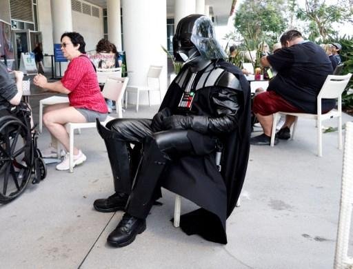 Um cosplay vestido de Darth Vader na Comic-Con International 2023 em San Diego