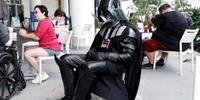 Um cosplay vestido de Darth Vader na Comic-Con International 2023 em San Diego