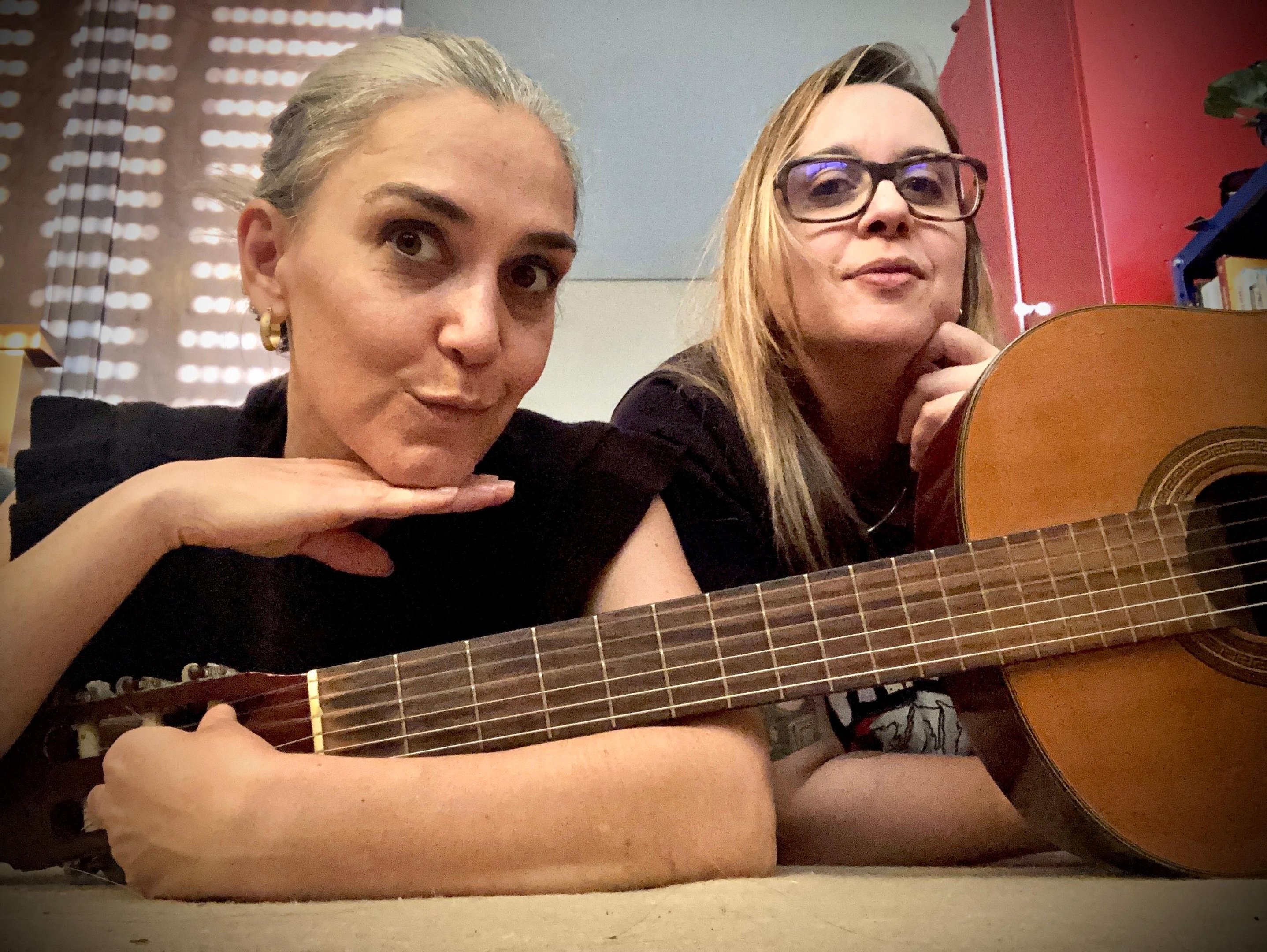 Adriana Deffenti e Izm&aacute;lia se apresentam nesta sexta-feira &agrave; noite no Espa&ccedil;o 373, casa no bairro Floresta