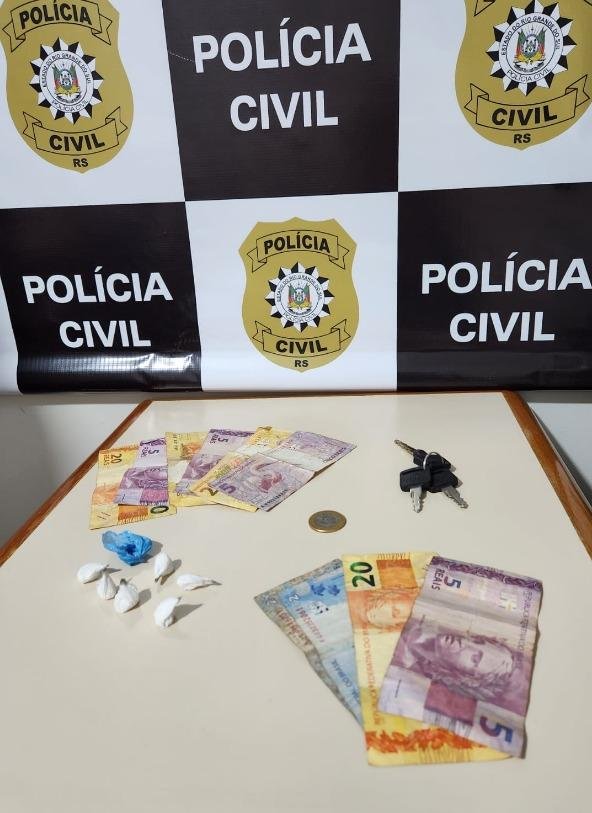 As drogas eram comercializadas durante todo o dia na frente do condom&iacute;nio. Na opera&ccedil;&atilde;o, foram apreendidas por&ccedil;&otilde;es de coca&iacute;na prontas para a venda, dinheiro e uma motocicleta.