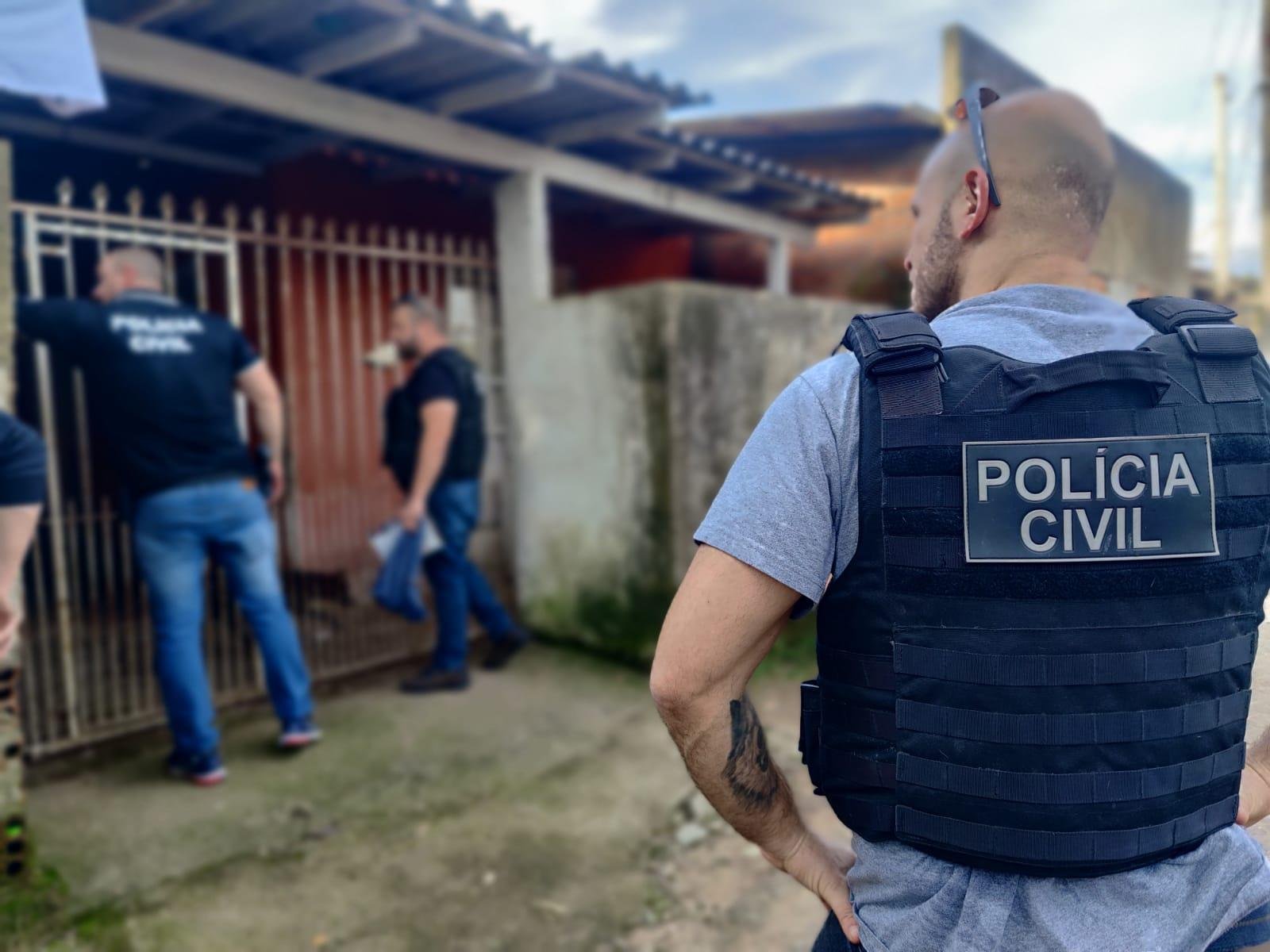 Os indiv&iacute;duos estavam sendo monitorados pelo setor de investiga&ccedil;&otilde;es e foram detidos durante o cumprimento de mandados de busca e apreens&atilde;o