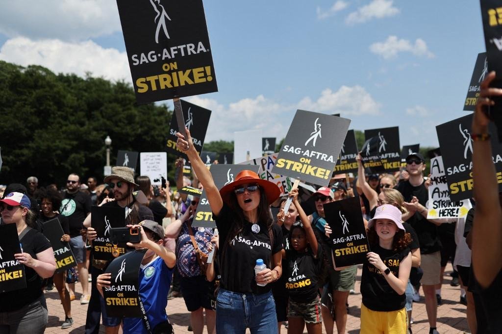 Atores e roteiristas est&atilde;o em greve e se reunem em manifestos nos Estados Unidos