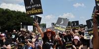 Atores e roteiristas estão em greve e se reunem em manifestos nos Estados Unidos