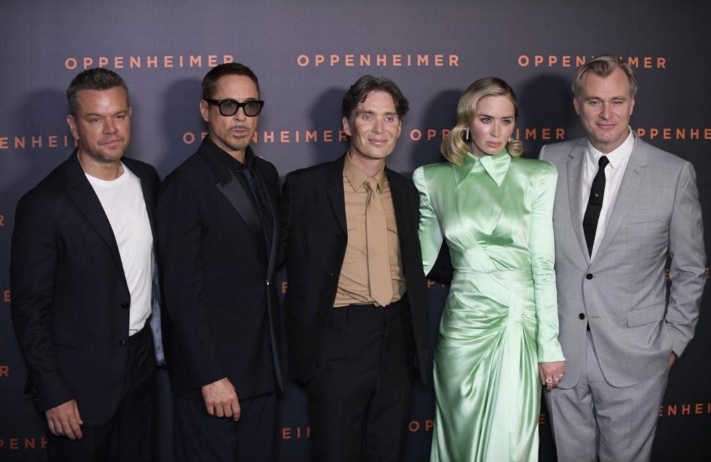 O elenco de 'Oppenheimer' com Christopher Nolan (D)