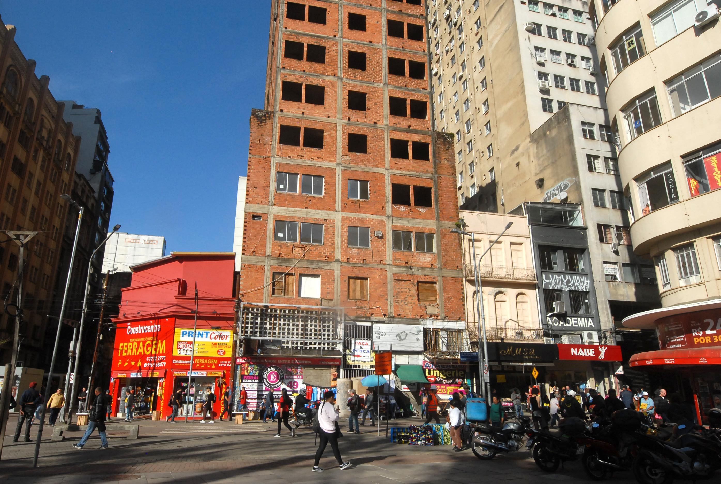 Pr&eacute;dio fica no Centro Hist&oacute;rico de Porto Alegre, bairro conhecido pelo intenso fluxo de pessoas.