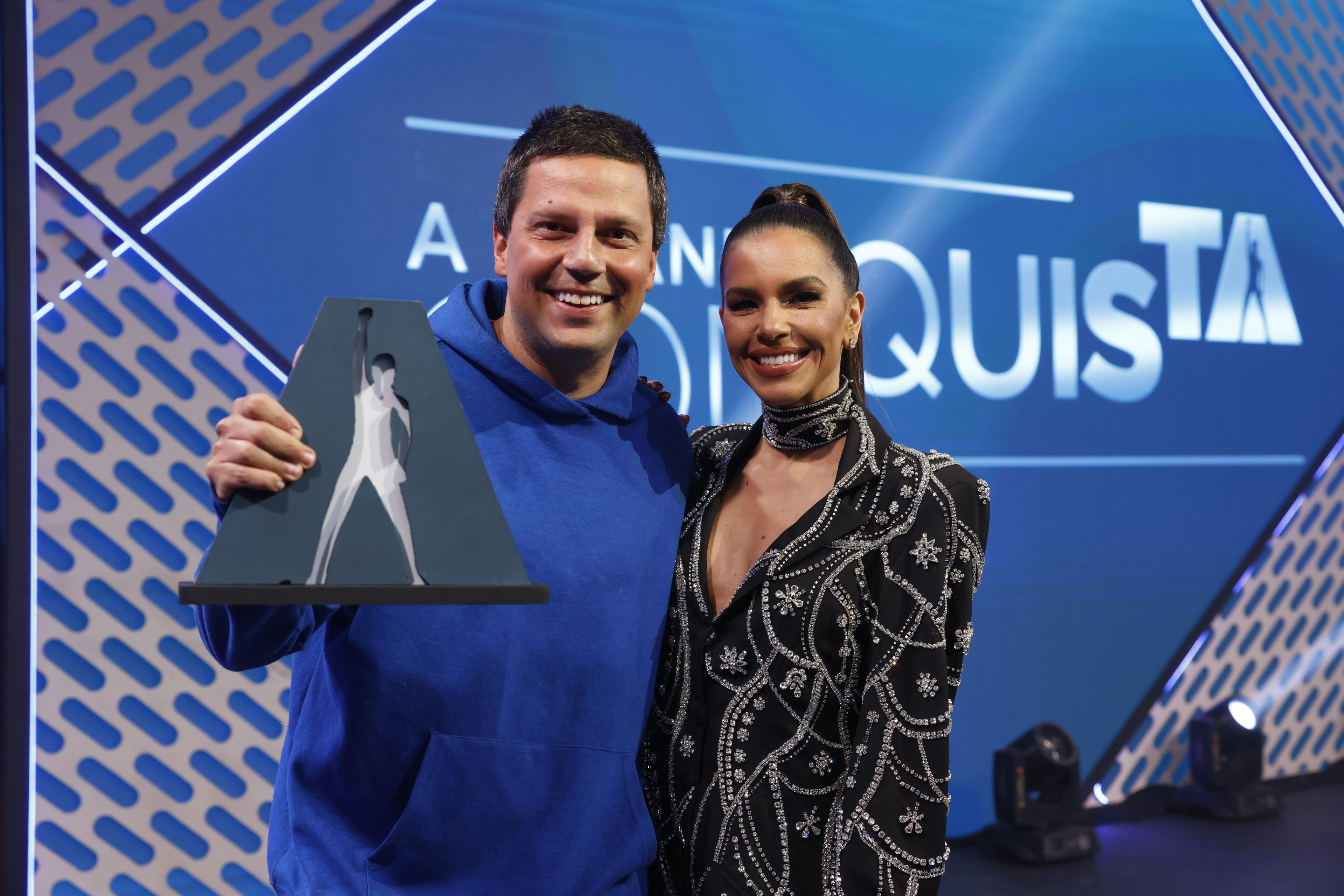 Thiago Servo com a apresentadora Mariana Rios