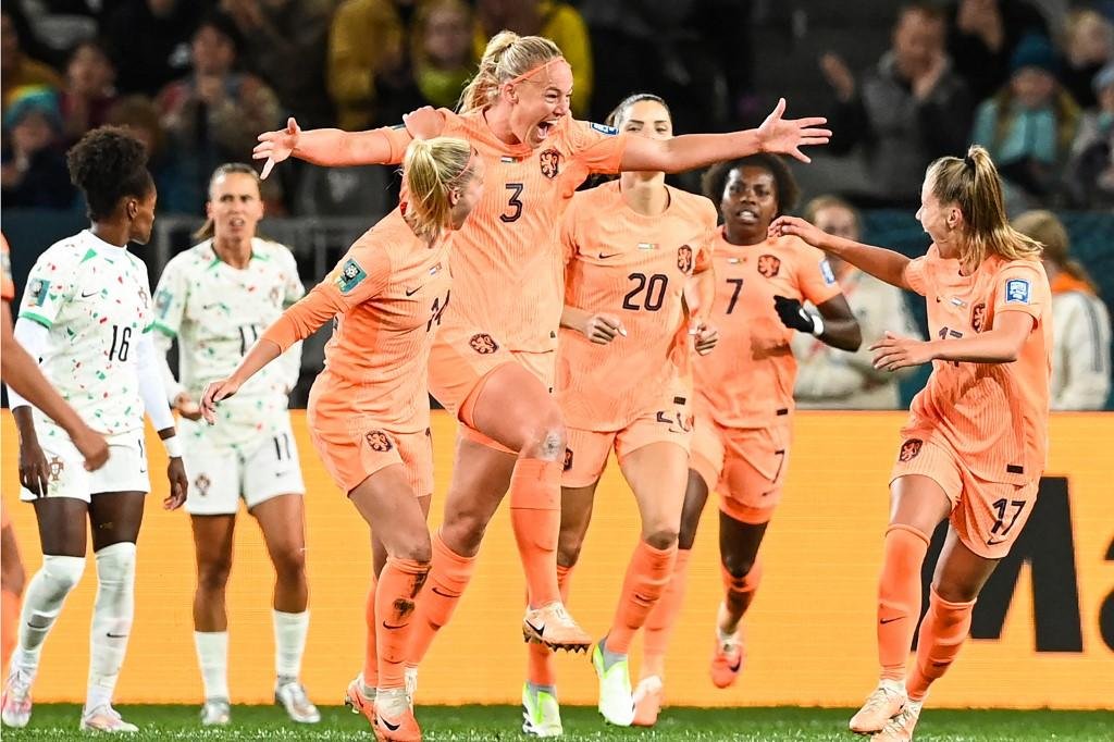 A vice-campe&atilde;o mundial de 2019 marcou o &uacute;nico gol da partida com a zagueira do Ajax, Stefanie Van Der Gragt