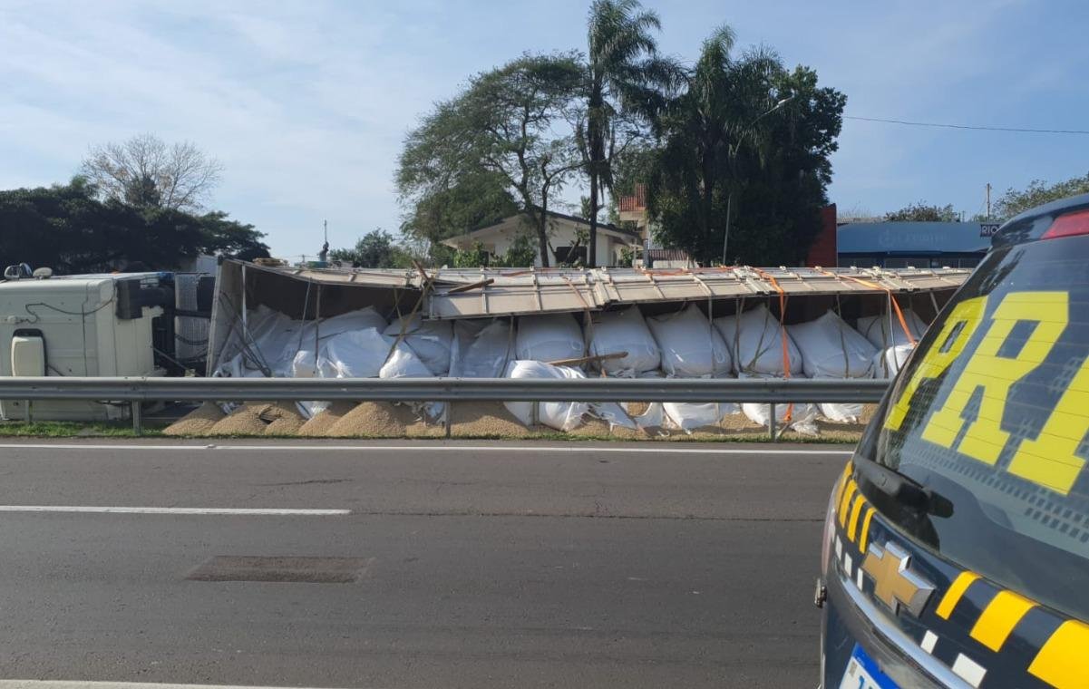 Ao menos duas faixas da rodovia precisaram ser bloqueadas