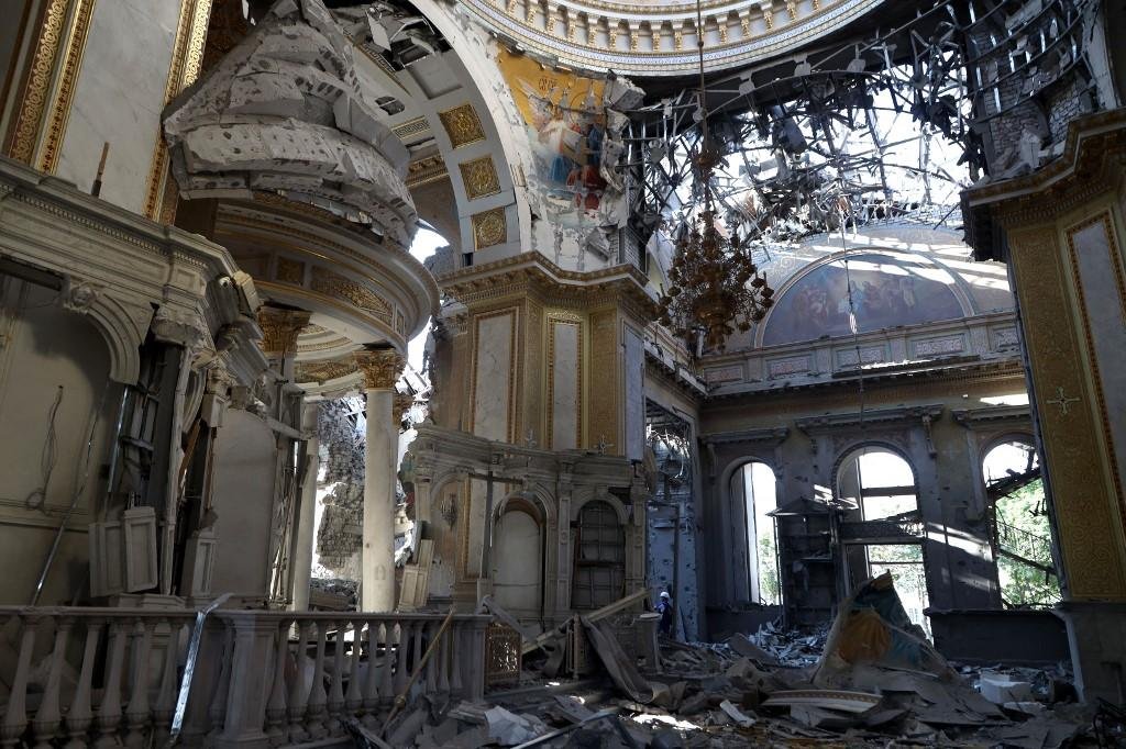Templo teve danos severos nos ambientes internos e na fachada