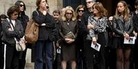 Catherine Deneuve (C), sua filha a atriz Chiara Mastroianni e o artista Benjamin Biolay participaram do funeral