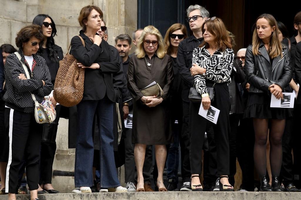 Catherine Deneuve (C), sua filha a atriz Chiara Mastroianni e o artista Benjamin Biolay participaram do funeral