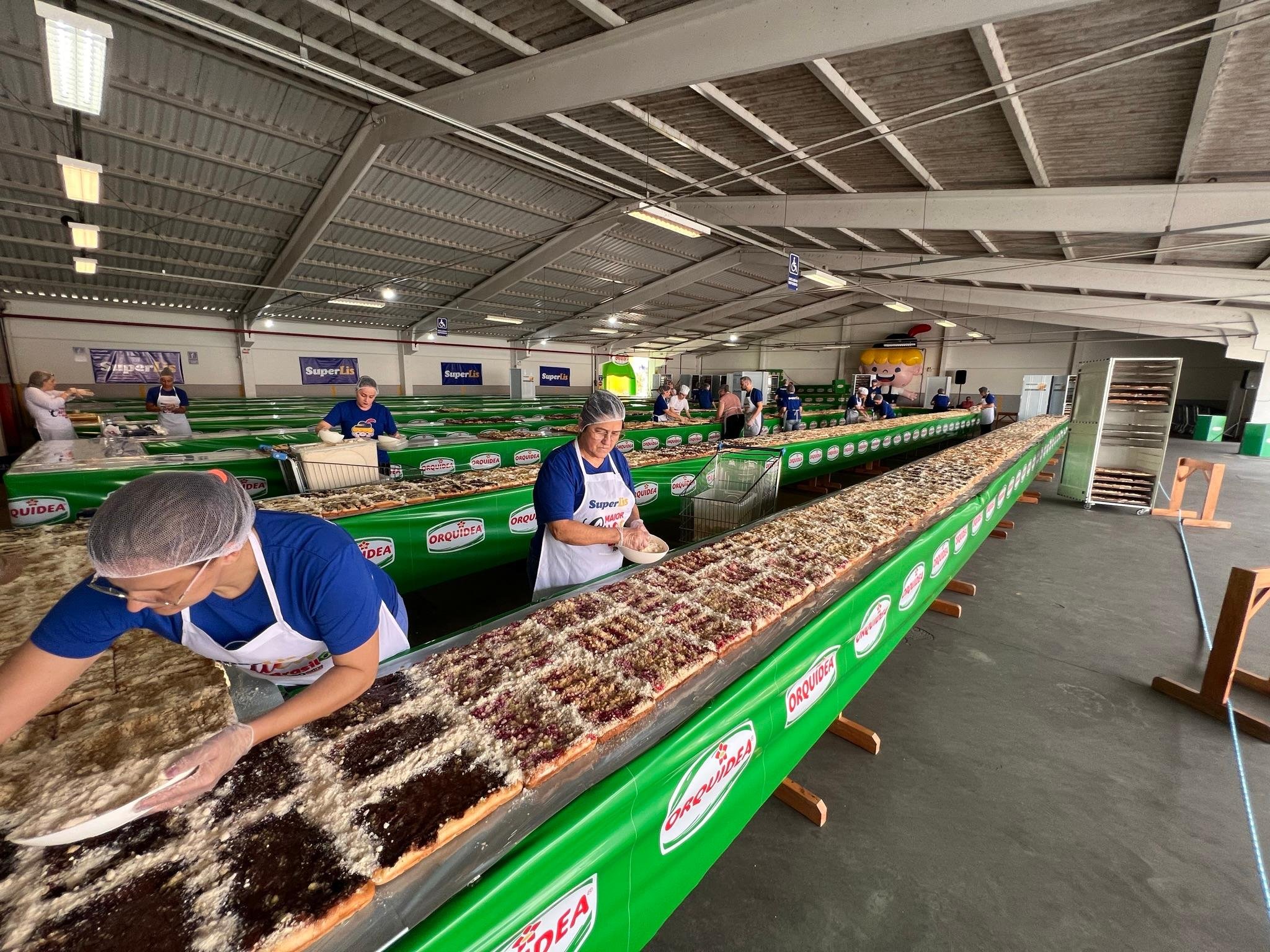 Iguaria de 1.650 kg e 8 mil peda&ccedil;os foi produzida durante evento no &uacute;ltimo domingo