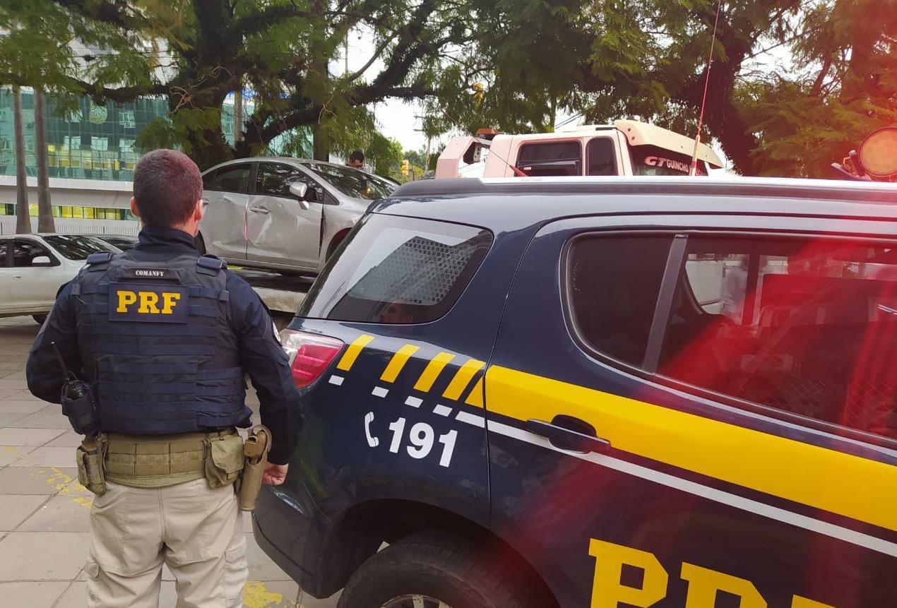 Houve persegui&ccedil;&atilde;o e o carro em fuga s&oacute; parou ap&oacute;s colidir em um outro ve&iacute;culo, na Avenida Edvaldo Pereira Paiva, no bairro Praia de Belas, em Porto Alegre.