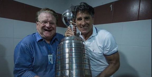 Treinador publicou foto em homenagem ao amigo
