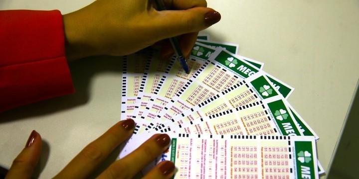 Jogos de Loteria - Como jogar na Mega Sena A Mega-Sena paga muitos milhões  para o acertador dos 6 números sorteados. Ainda é possível também ganhar  prêmios ao acertar 4 ou 5