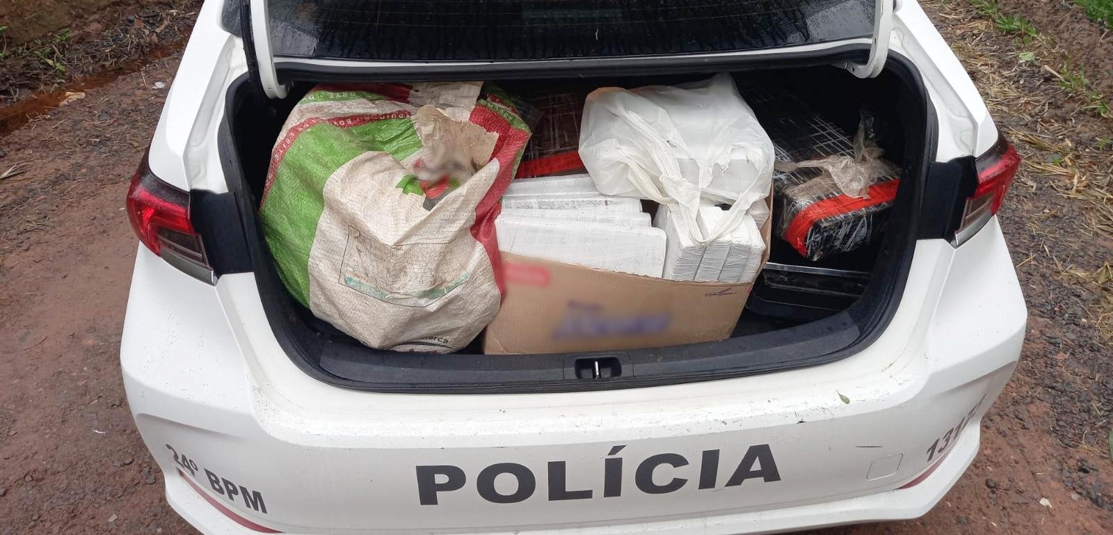 Tr&ecirc;s ve&iacute;culos foram tamb&eacute;m recolhidos pelos policiais militares