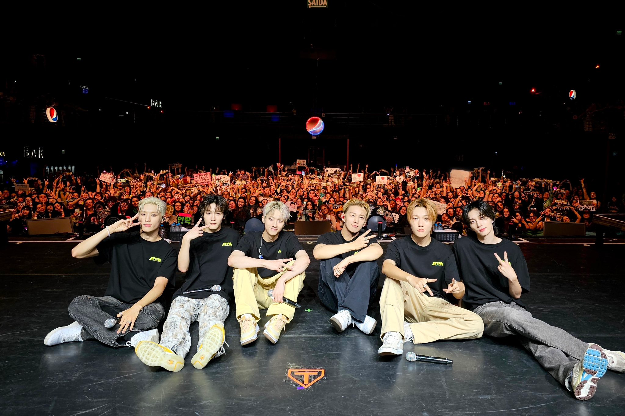 Com mais de duas horas de show, sexteto sul-coreano entrega hits e coreografias intensas para os f&atilde;s