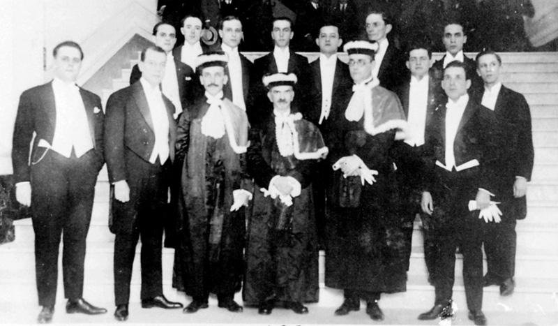 Formatura dos drs. em Medicina de 1923, com o professor Sarmento Leite