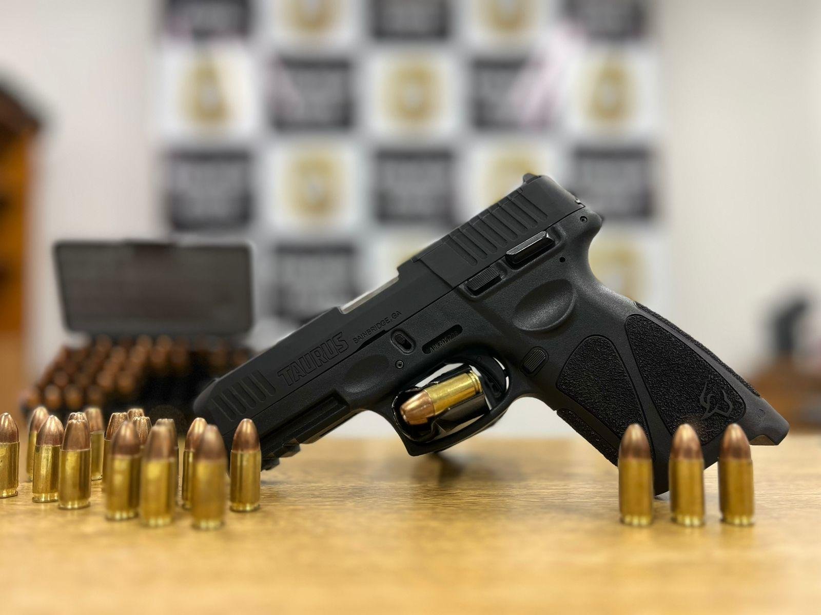 Durante o cumprimento do Mandado de Busca e Apreens&atilde;o, na resid&ecirc;ncia do investigado, foi apreendida uma pistola calibre 9mm e muni&ccedil;&otilde;es.