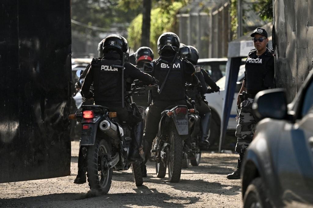 For&ccedil;as policiais cercam pres&iacute;dios enquanto massacres ocorrem na &aacute;rea interna