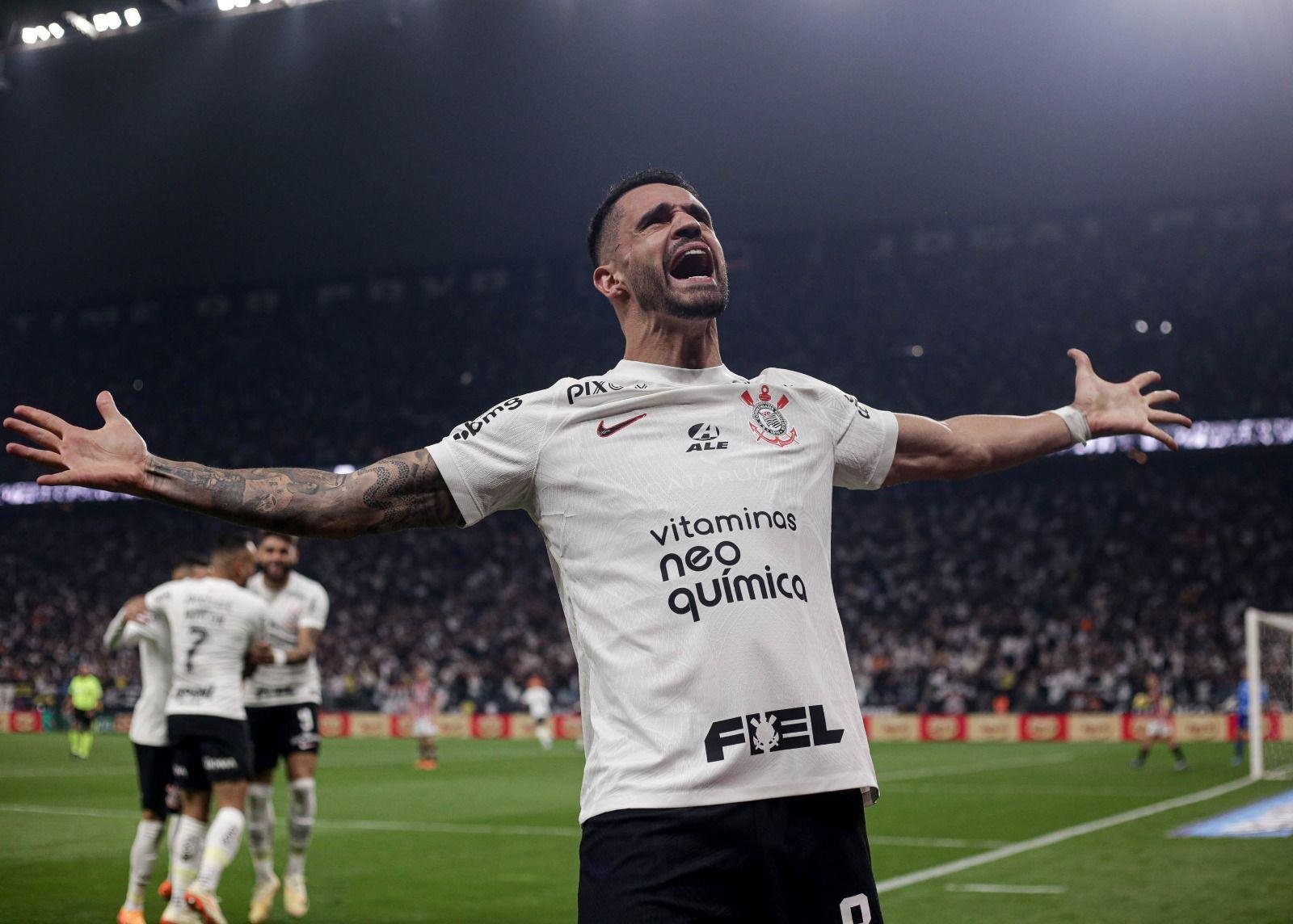 Renato Augusto comandou time e torcida em Itaquera