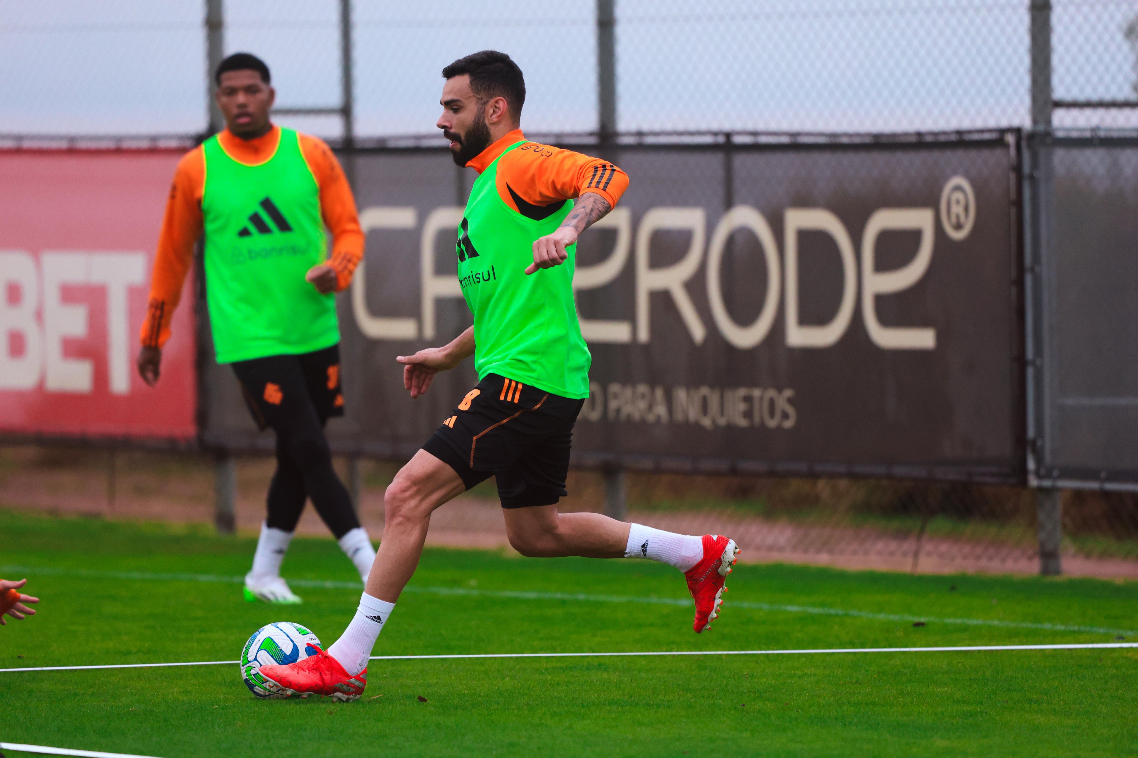 O camisa 8 treinou com o elenco nesta quarta-feira