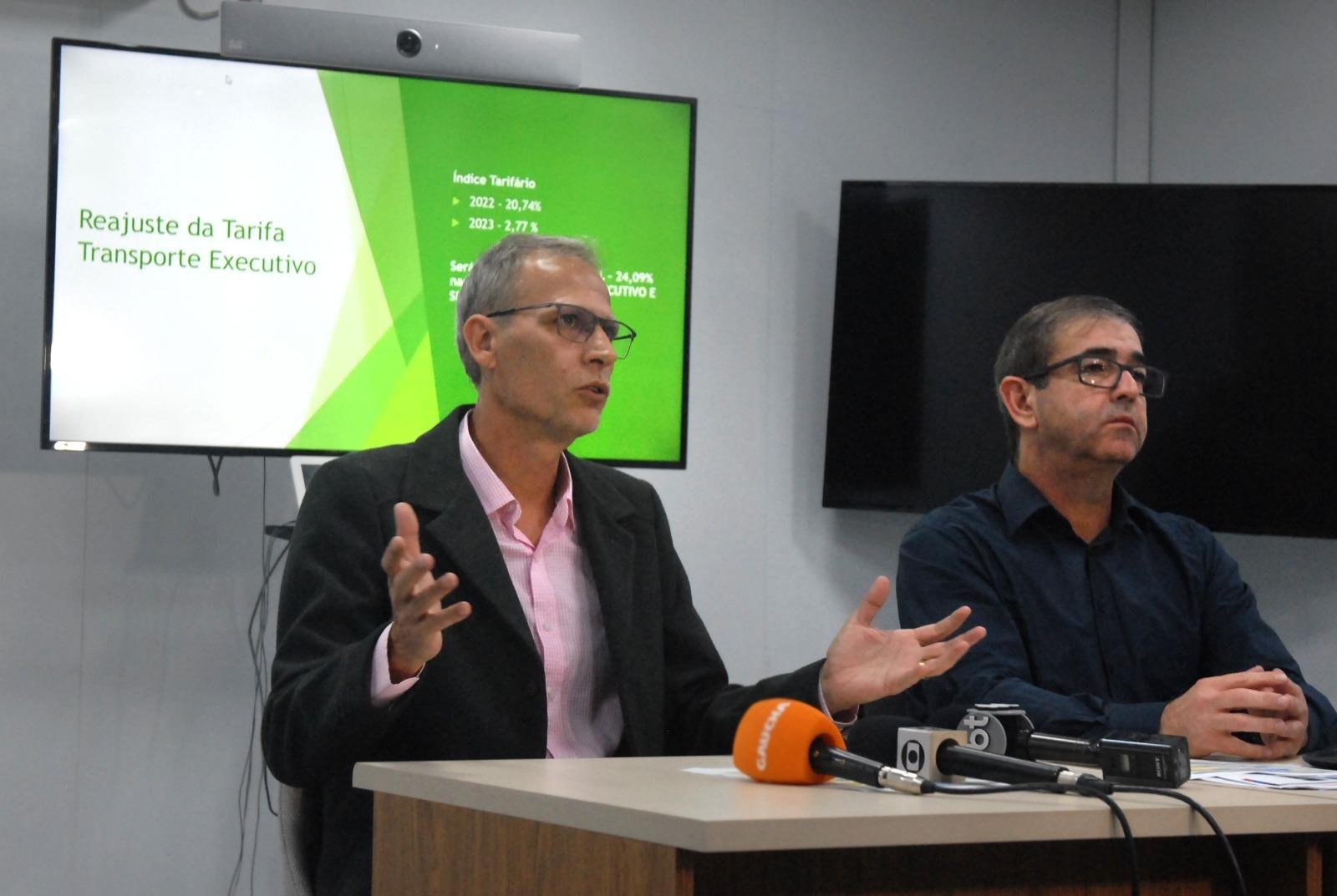 O reajuste de 18,09% a mais na tarifa do transporte coletivo intermunicipal da Regi&atilde;o Metropolitana, previsto para janeiro, ainda ser&aacute; debatido pelo grupo de trabalho que estuda medidas para reduzir os custos no transporte