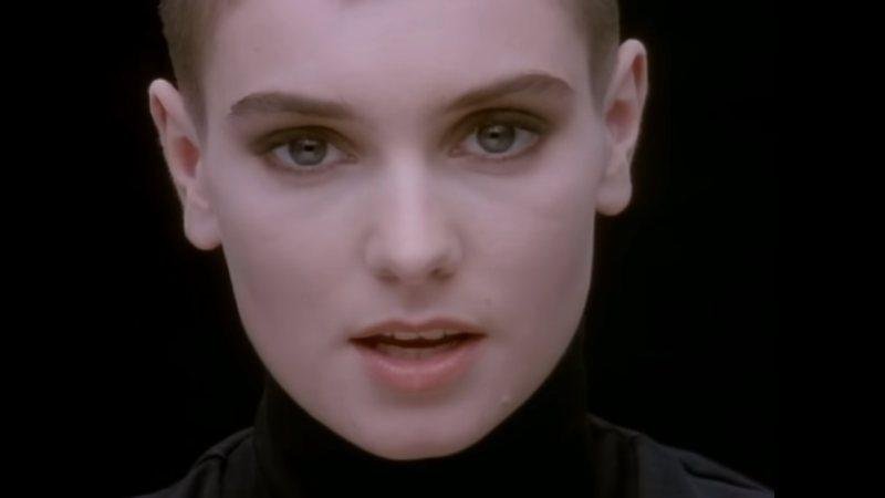 Imagem de Sin&eacute;ad O'Connor no clipe da m&uacute;sica 'Nothing Compares 2U'