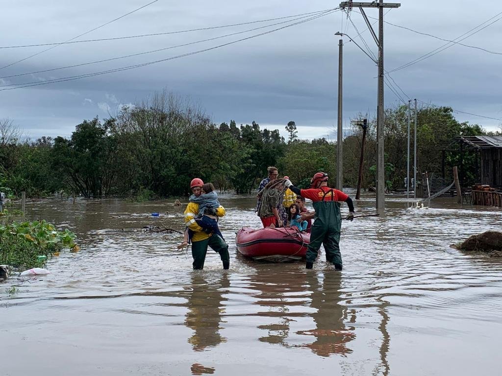 Nove pessoas ficaram desalojadas em Pelotas e precisaram ser resgatadas