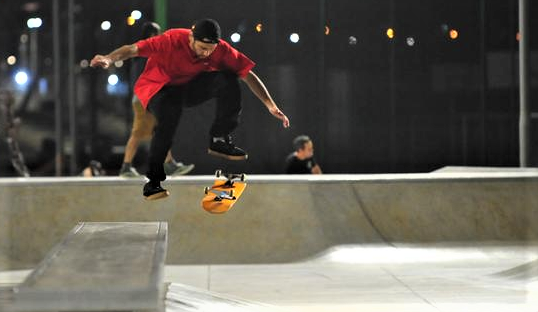 Encontro de skate hoje no campus central da Ufrgs, com acesso Rua Engenheiro Luiz Englert, 333