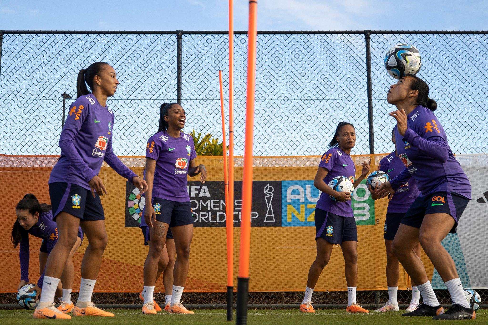 Adriana, Kerolin, Ary Borges e Marta batem bola