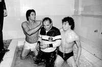 Renato e o lateral-direito Paulo Roberto com o técnico Valdir Espinosa na banheira do vestiário do Olímpico
