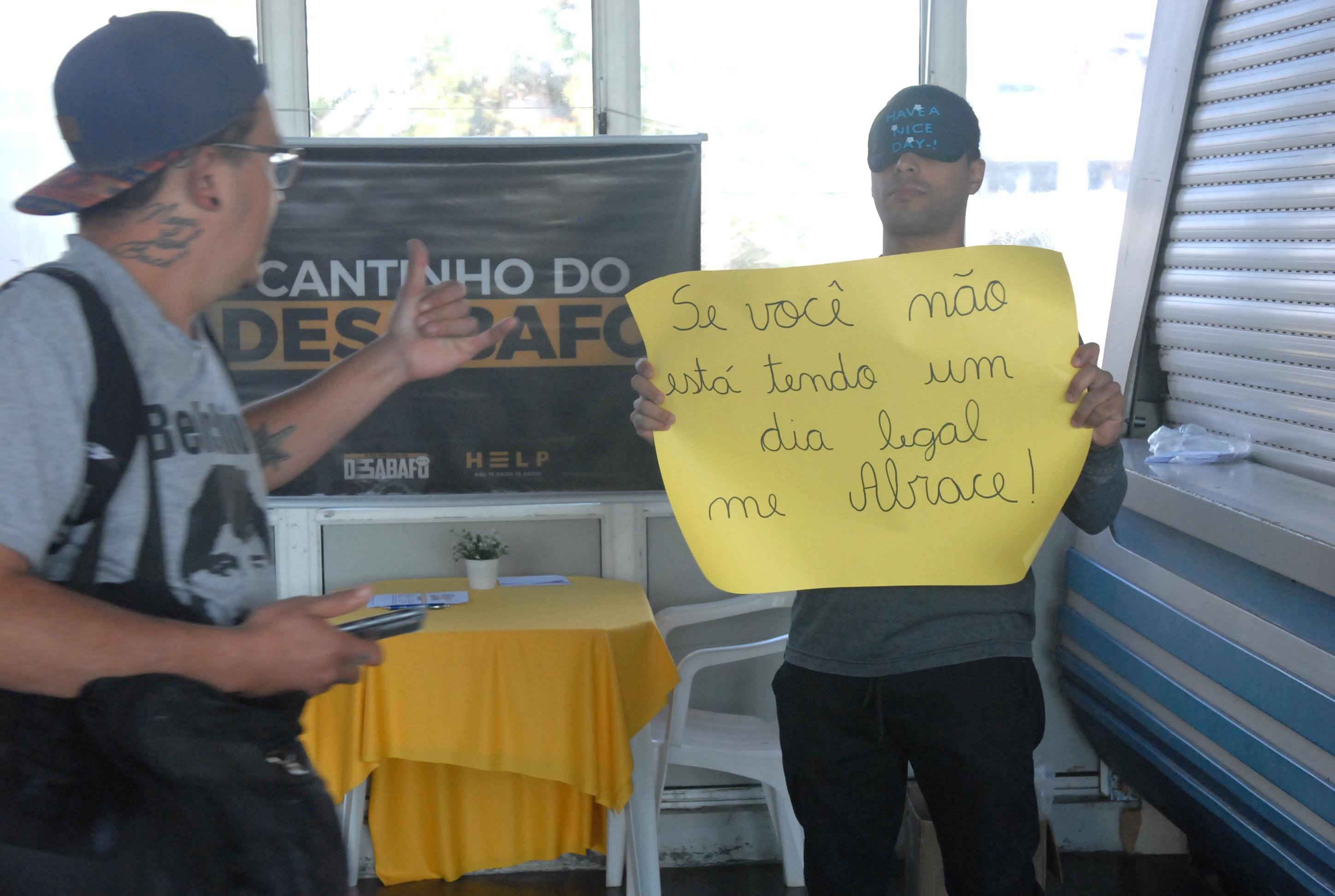 Volunt&aacute;rios oferecem abra&ccedil;os e mensagens motivacionais