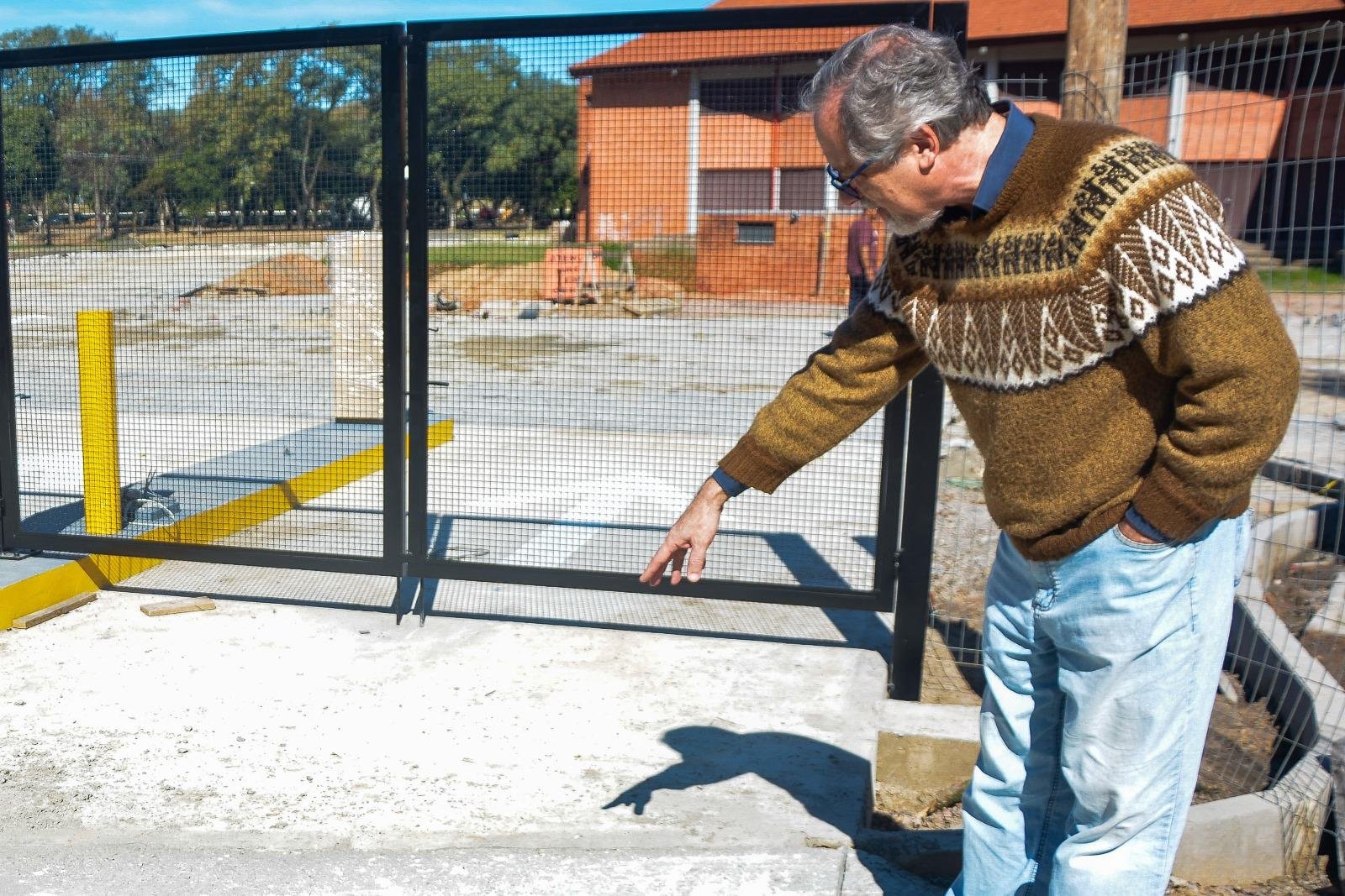 Brack, do InG&aacute;, aponta locais da nova entrada do parque onde quero-queros fizeram marcas no concreto
