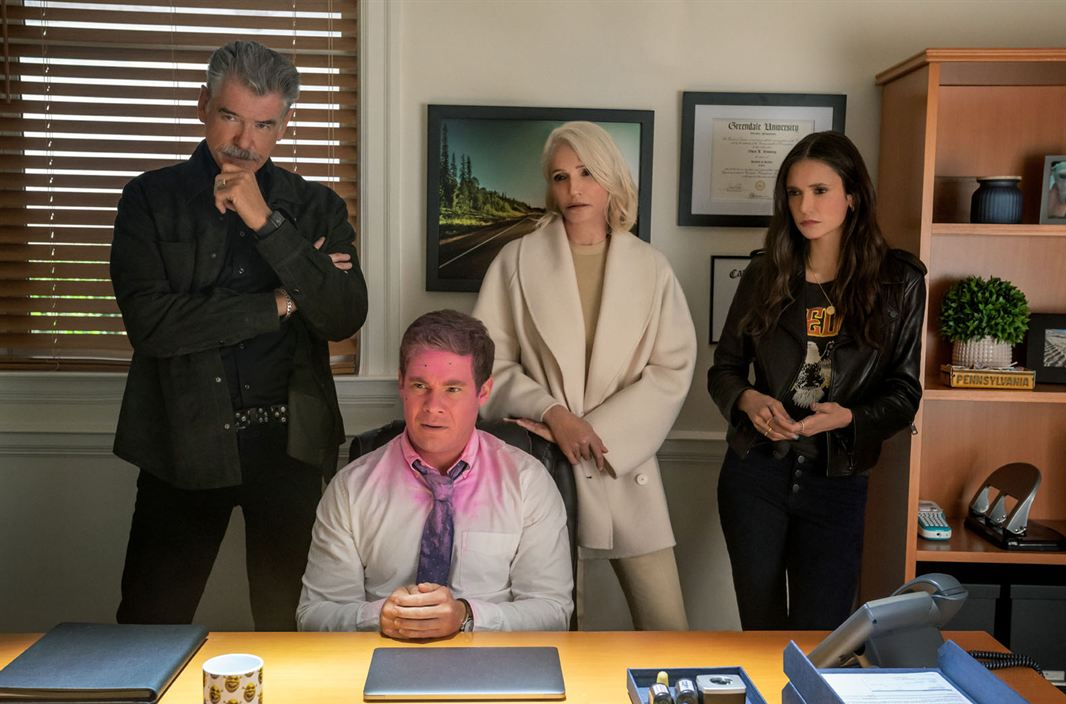 Com&eacute;dia com  Adam DeVine, Pierce Brosnan, Ellen Barkin e Nina Dobrev