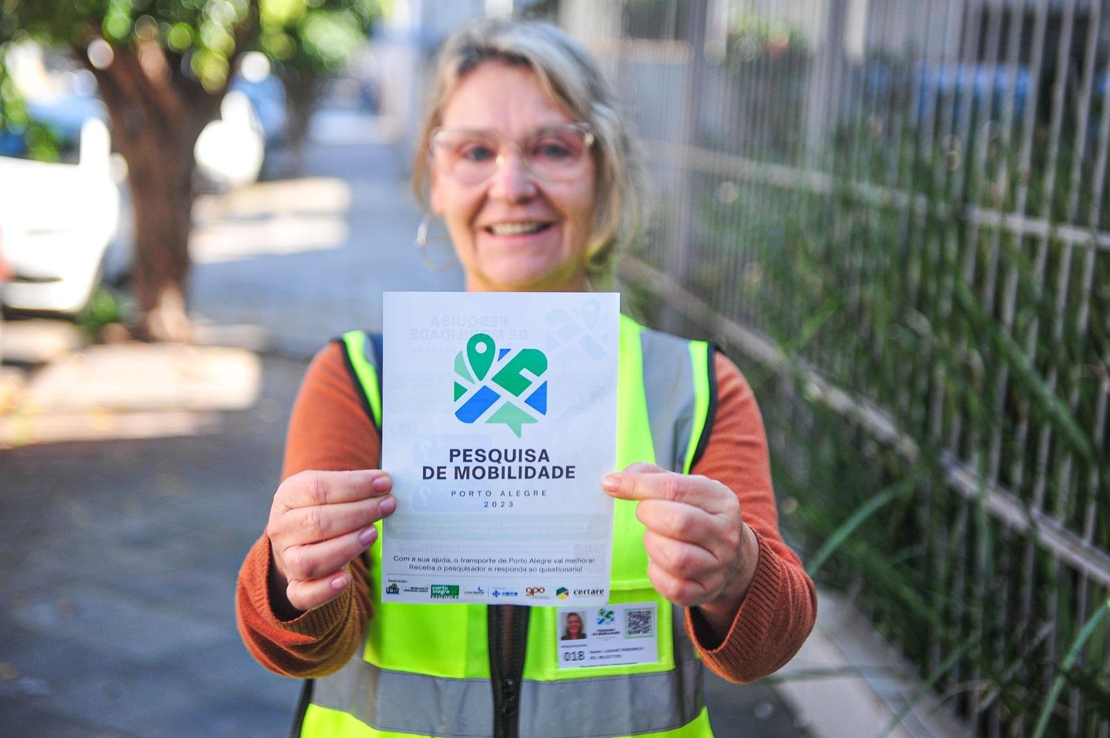 Pesquisadores estiveram no bairro Floresta nesta ter&ccedil;a entregando panfletos aos moradores