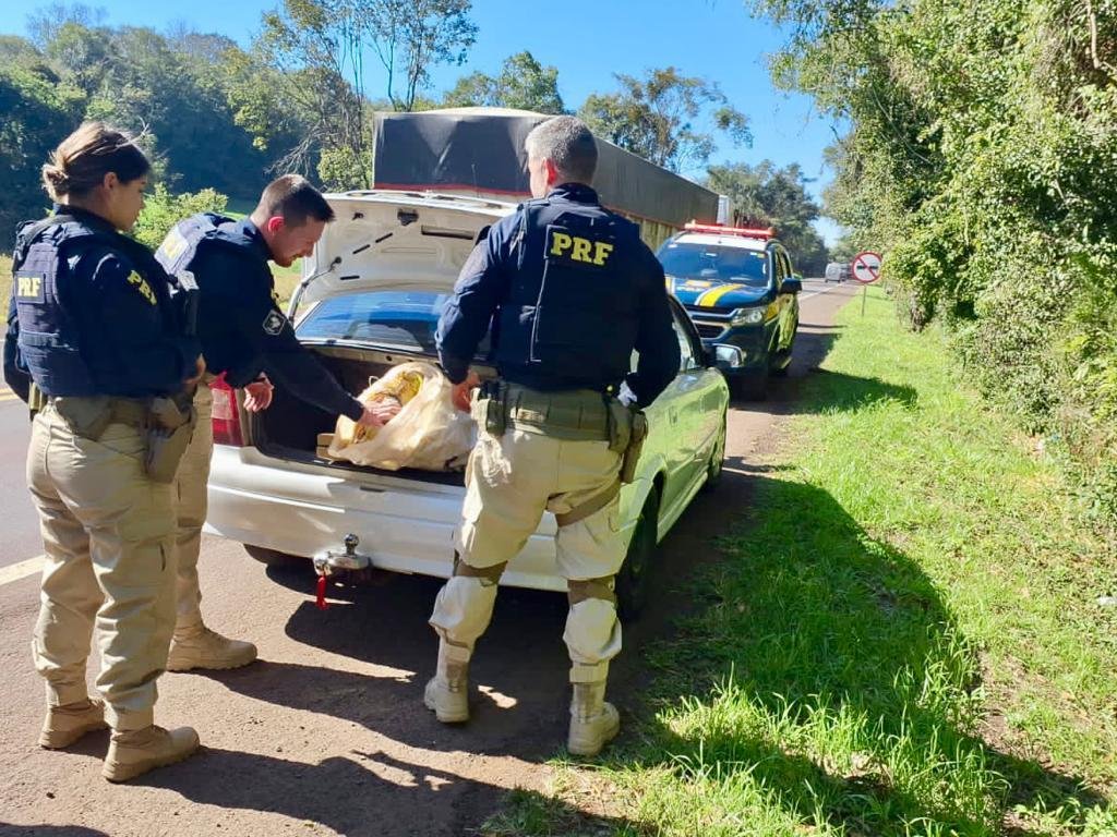 Dentro do porta-malas foram encontrados 34 quilos de maconha e 16 de skunk