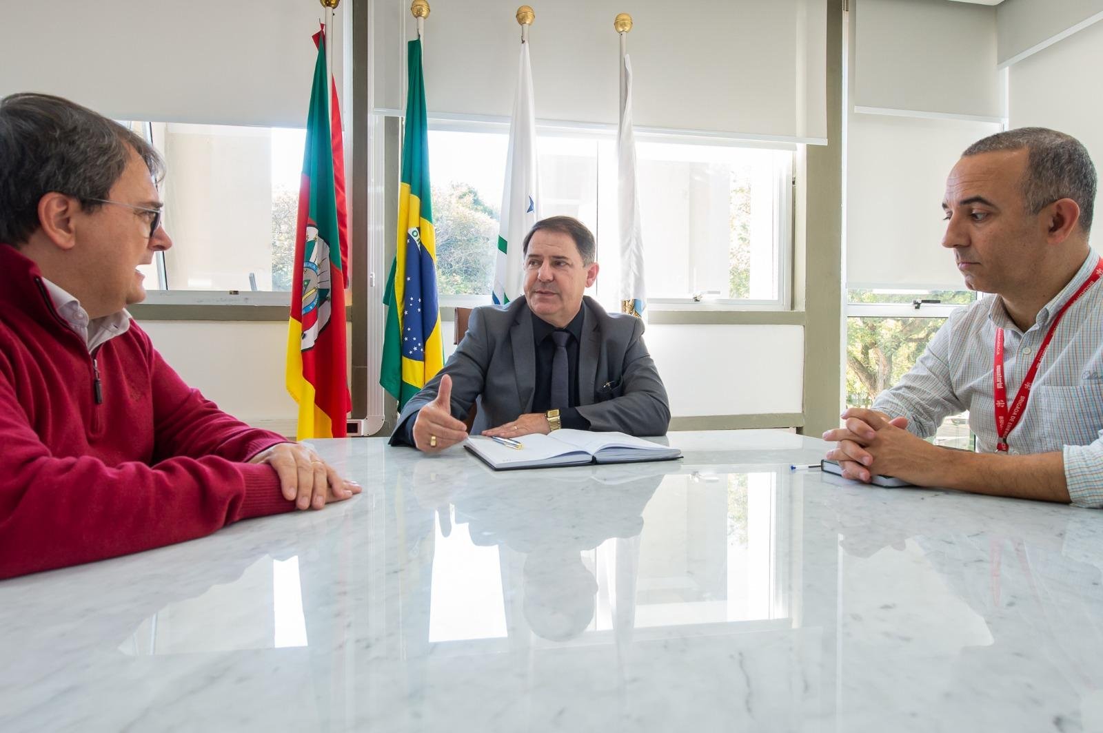 Presidente da C&acirc;mara de Porto Alegre (ao centro) com os integrantes da CEEE Equatorial.
