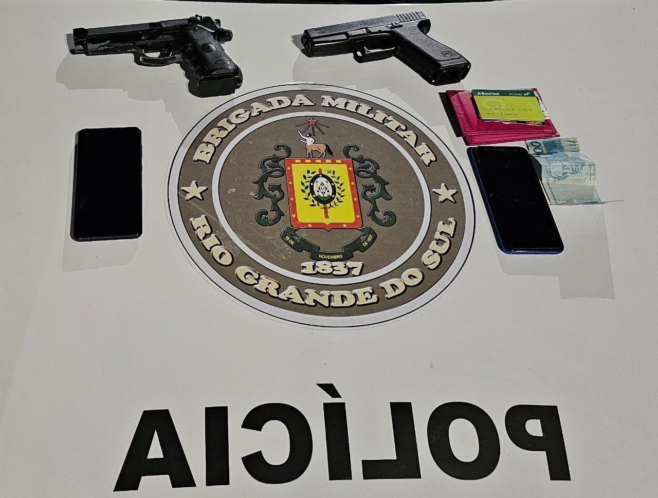 Durante a a&ccedil;&atilde;o foram apreendidos dois simulacros de arma de fogo, celulares e documentos.