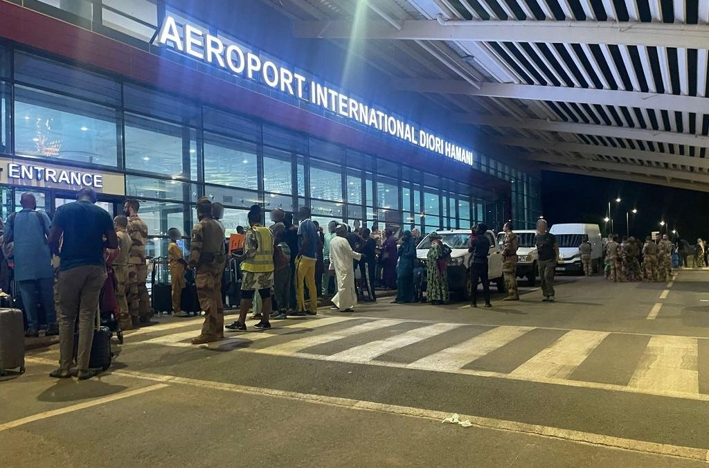 Grupos foram escoltados at&eacute; aeroporto